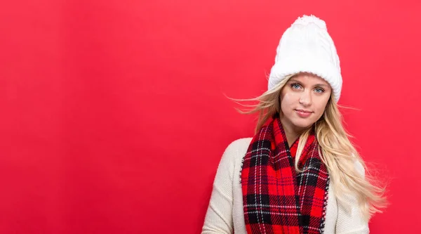 Glückliche junge Frau in Winterkleidung — Stockfoto