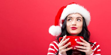 Kadın kahve içme Santa şapka ile