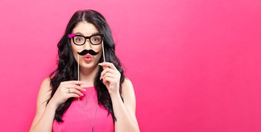 Kağıt parti sopa tutan genç kadın 