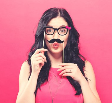 Kağıt parti sopa tutan genç kadın 