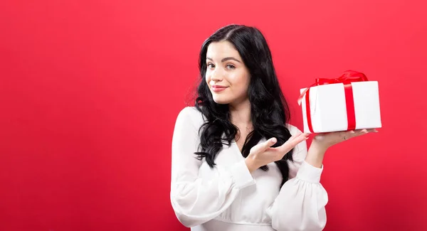 Šťastná mladá žena drží dárkovou krabici — Stock fotografie