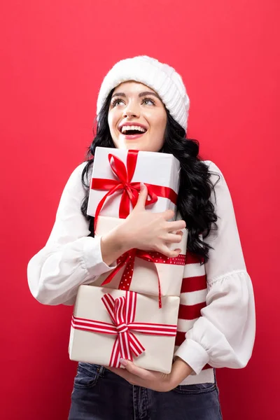 Mujer joven sosteniendo regalos de Navidad — Foto de Stock