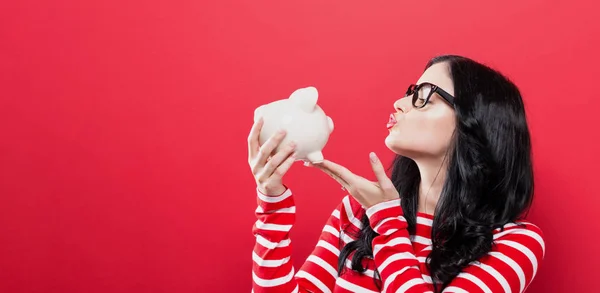 Jonge vrouw met een piggy bank — Stockfoto