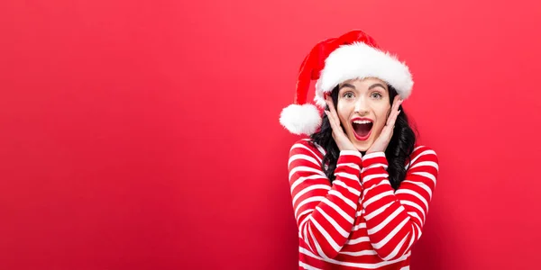 Glückliche junge Frau mit Weihnachtsmütze — Stockfoto