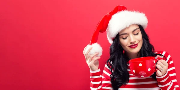 Femme avec chapeau de Père Noël boire du café — Photo