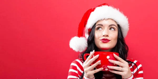 Frau mit Weihnachtsmütze trinkt Kaffee — Stockfoto