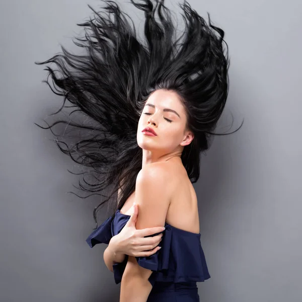 Mujer joven con cabello flotante — Foto de Stock