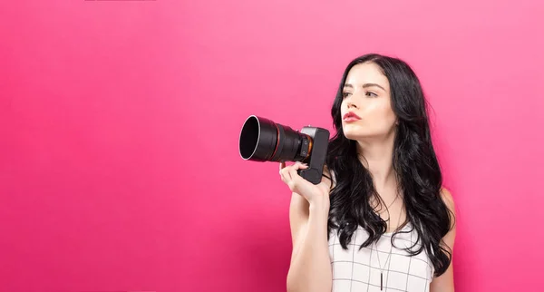 Ung kvinna med kamera — Stockfoto