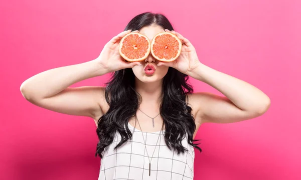 Mutlu genç kadın holding portakal — Stok fotoğraf