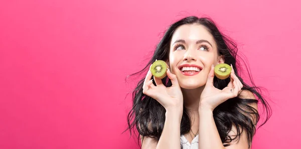 Jovem feliz segurando kiwis — Fotografia de Stock