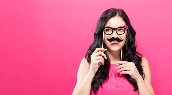 Jonge vrouw met papier partij stokken — Stockfoto