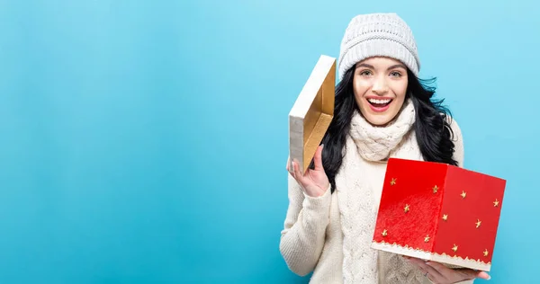 Felice giovane donna con scatola regalo di Natale — Foto Stock