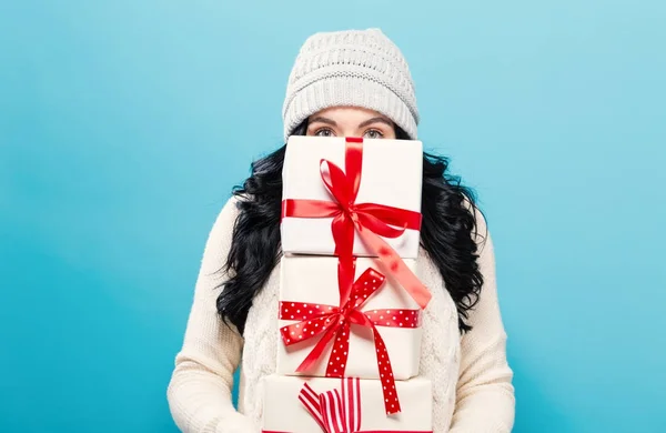 Jeune femme tenant des cadeaux de Noël — Photo