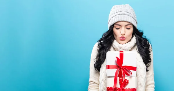 Giovane donna che tiene regali di Natale — Foto Stock