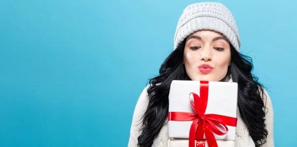 Mujer joven sosteniendo regalos de Navidad — Foto de Stock