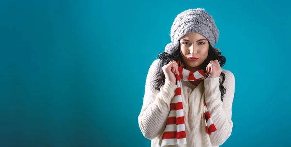 Glückliche junge Frau in Winterkleidung — Stockfoto