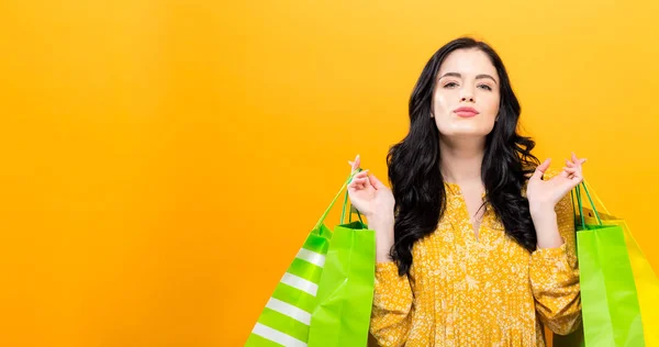 Jovem feliz segurando sacos de compras — Fotografia de Stock