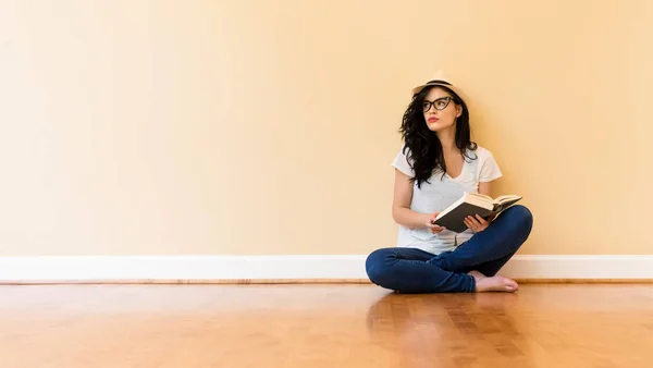 Jonge vrouw die een boek leest — Stockfoto