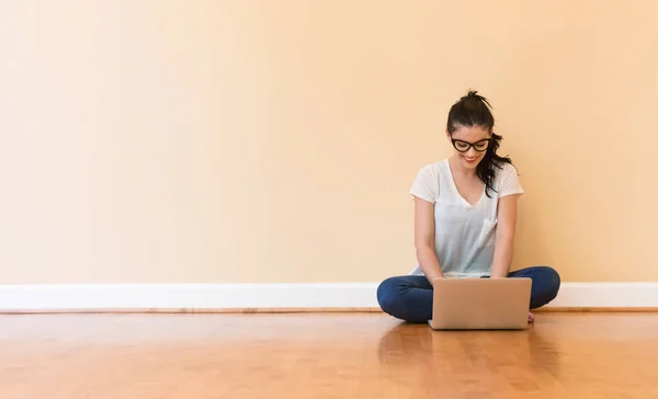 Jeune femme utilisant son ordinateur portable — Photo