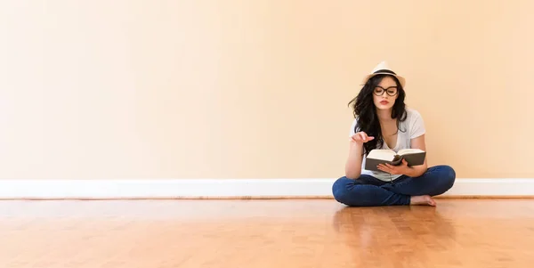 Jovem mulher lendo um livro — Fotografia de Stock