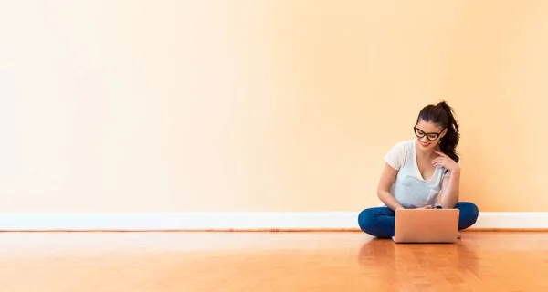 Mujer joven usando su portátil —  Fotos de Stock