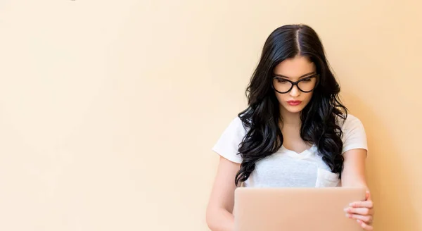 Jonge vrouw met behulp van haar laptop — Stockfoto