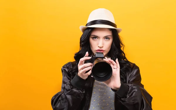 Jonge vrouw met een camera — Stockfoto