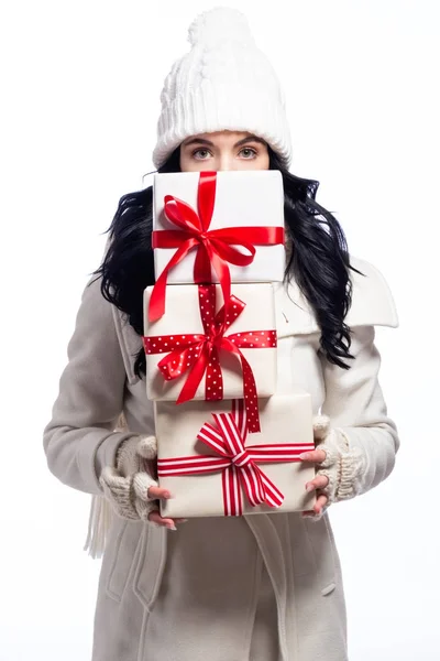 Noel hediyeleri tutan genç kadın — Stok fotoğraf