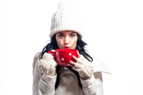 Γυναίκα στα ρούχα χειμώνα πίνοντας καφέ — Φωτογραφία Αρχείου