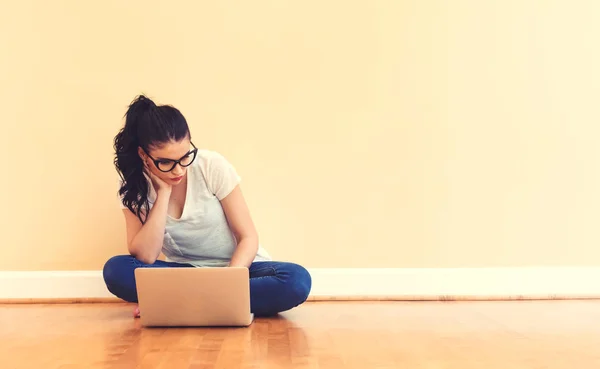 Young woman using her laptop — Stock Photo, Image