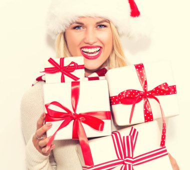 Noel hediyeleri tutan genç kadın