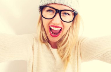 Genç bir kadın selfie çekiyor.