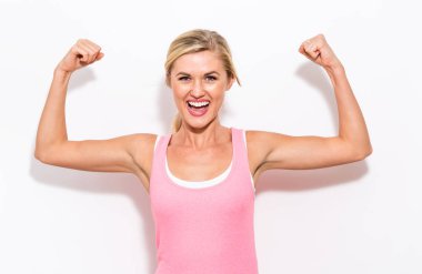 Güçlü genç kadın yerleştirmek 