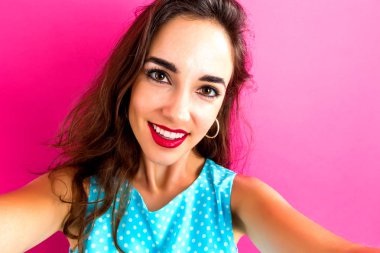 Genç bir kadın selfie çekiyor. 