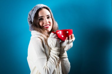 Kış giysileri kahve içme kadın