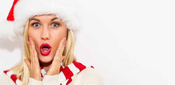 Gelukkig jonge vrouw met KERSTMUTS — Stockfoto