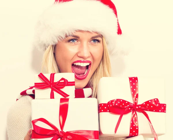 Junge Frau hält Weihnachtsgeschenke in der Hand — Stockfoto