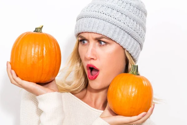 Mujer joven sosteniendo calabazas — Foto de Stock