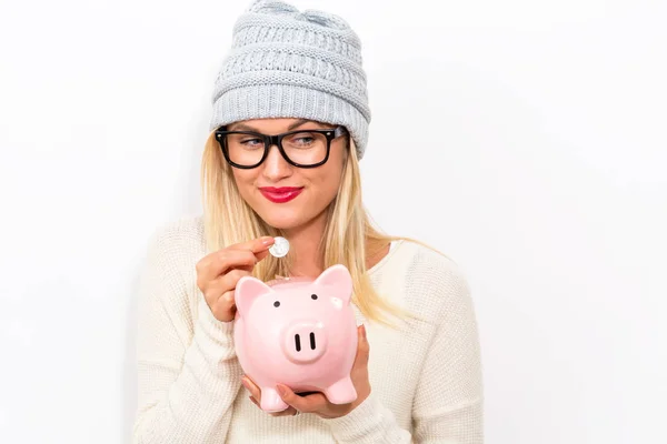 Jonge vrouw met een piggy bank — Stockfoto