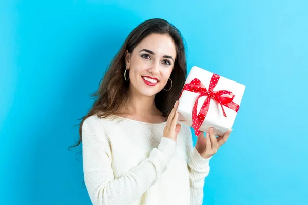 Mujer joven sosteniendo una caja de regalo — Foto de Stock