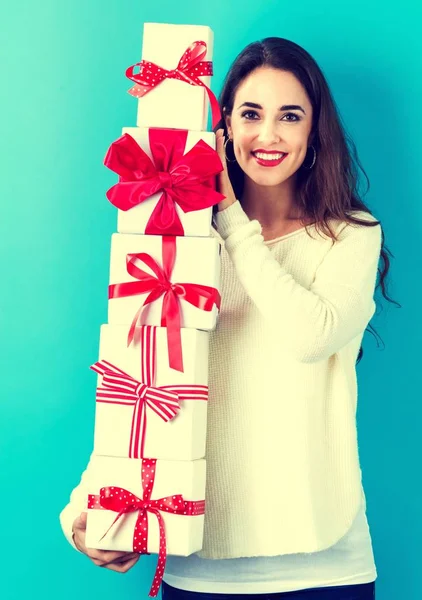 Junge Frau hält Weihnachtsgeschenke in der Hand — Stockfoto