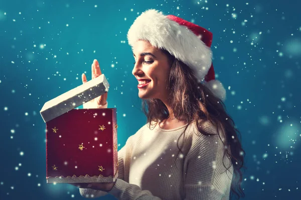 Felice giovane donna con scatola regalo di Natale — Foto Stock