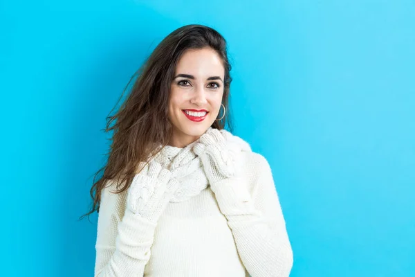 Jovem mulher feliz em roupas de inverno — Fotografia de Stock