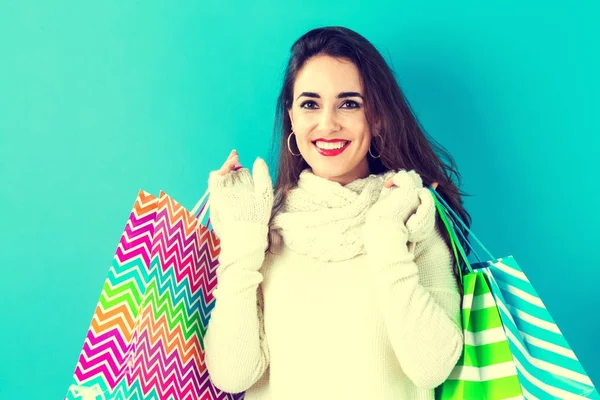 Mujer joven feliz sosteniendo bolsas de compras — Foto de Stock