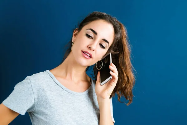 Mujer joven hablando por teléfono — Foto de Stock