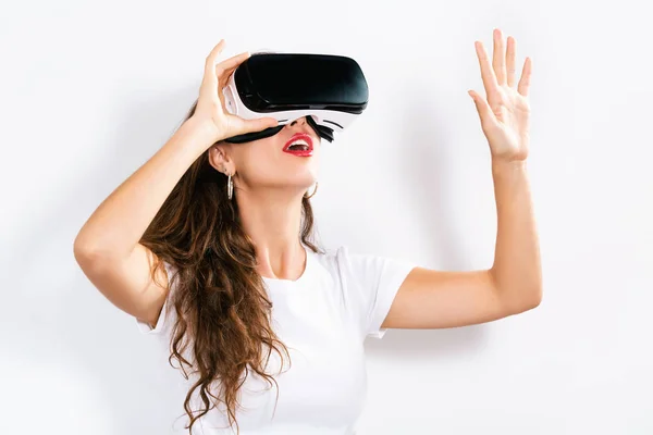 Fiatal nő használ virtuális valóság headset — Stock Fotó