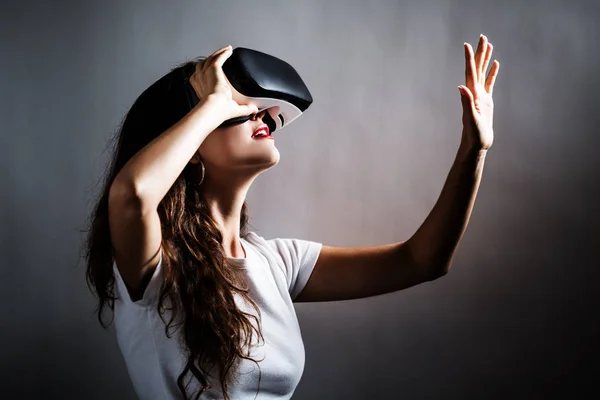 Mulher usando um fone de ouvido de realidade virtual — Fotografia de Stock