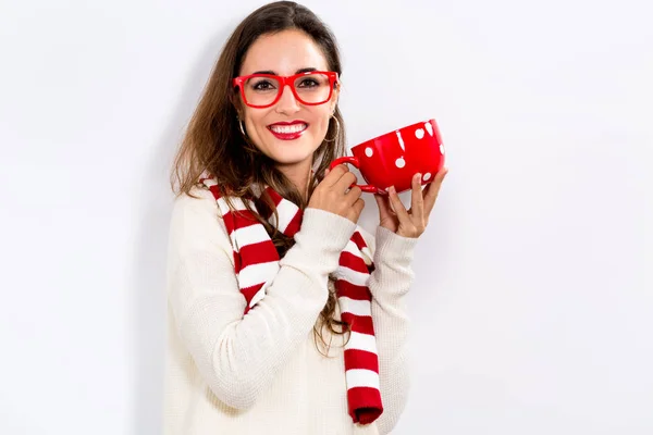 Vrouw in winterkleren koffie drinken — Stockfoto