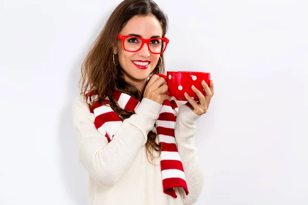 Mujer en ropa de invierno bebiendo café — Foto de Stock