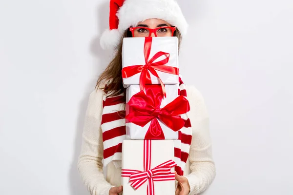 Mujer joven sosteniendo regalos de Navidad — Foto de Stock